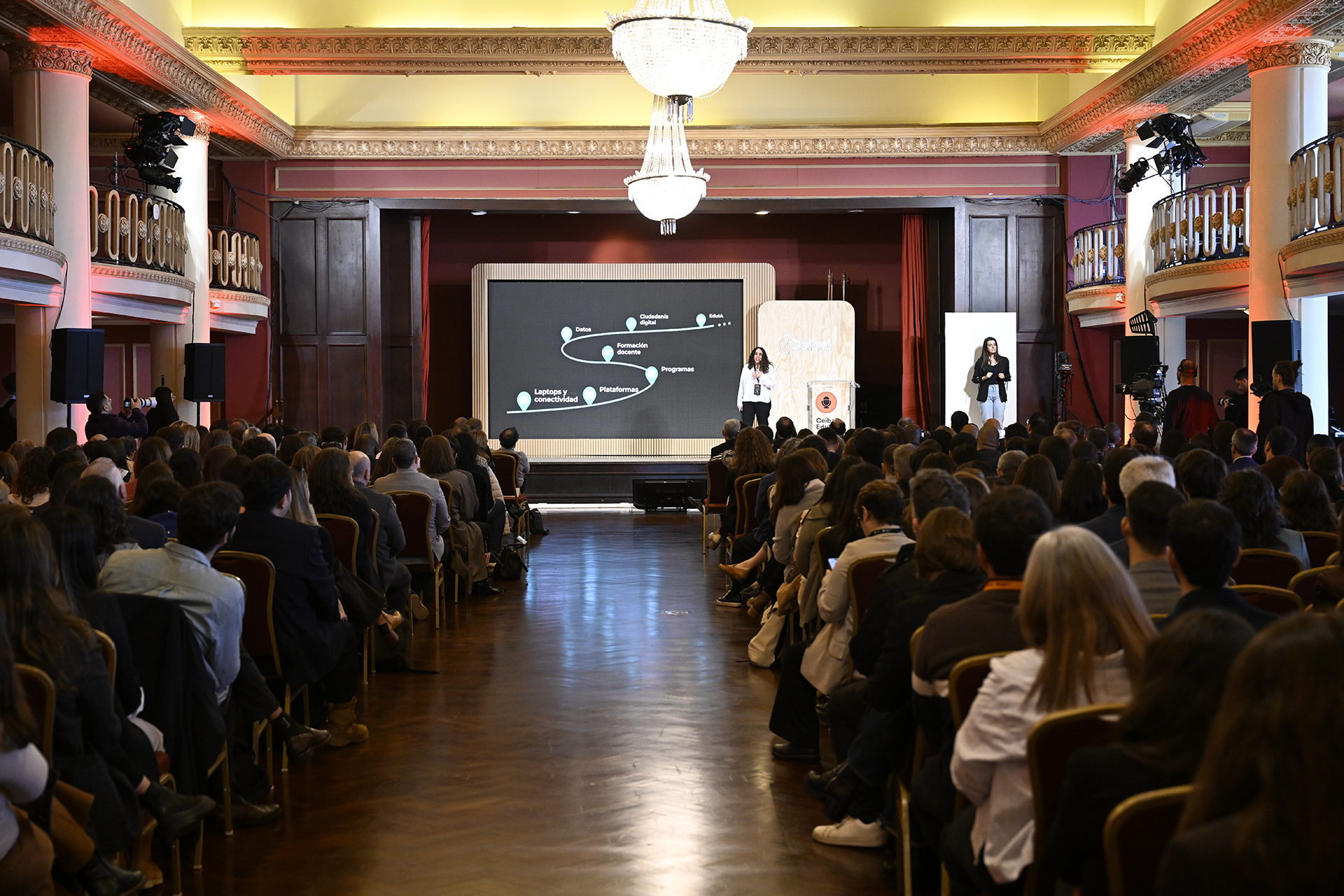 Asistentes a EduIA Conf 2026 en el Edificio Mercosur