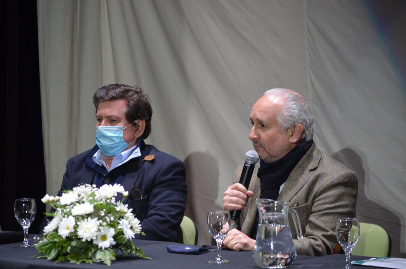 Autoridades en acto de cierre Ministro hablando.