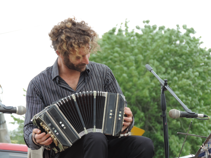 Hombre tocando el bandone