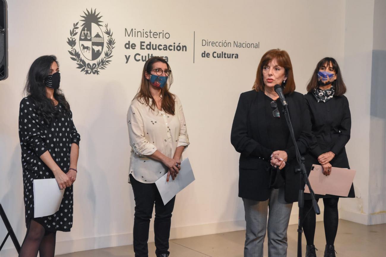 Ana Ribeiro hablando en la inauguración
