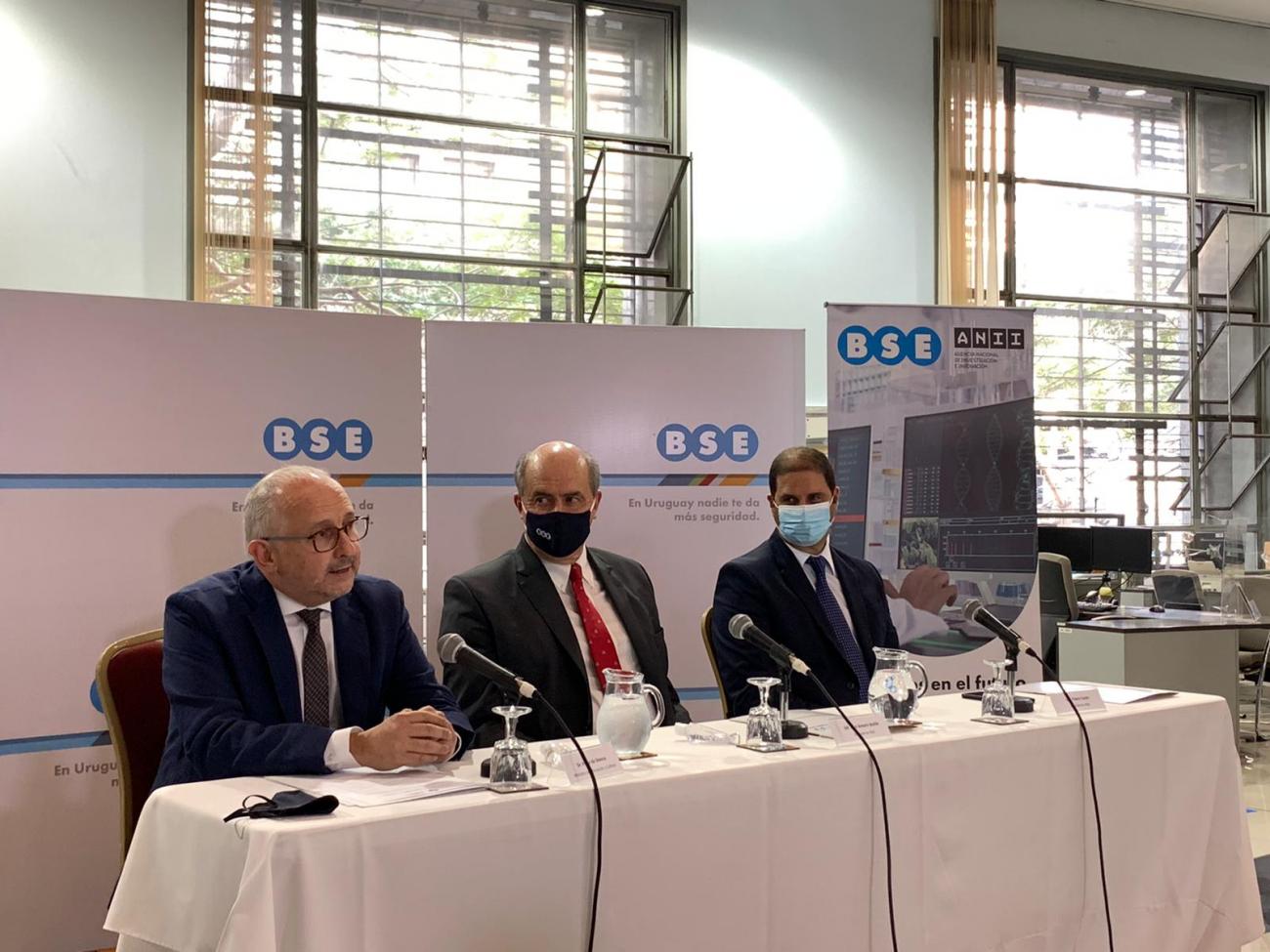 Ministro Da Silveira, presidente de ANII, Flavio Caiafa y presidente de BSE, José Amorín Batlle. personas sentadas de frente con manos sobre la mesa