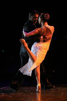 Dos personas bailando tango