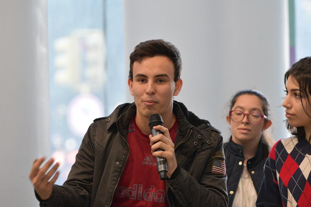 Estudiante hablando al público