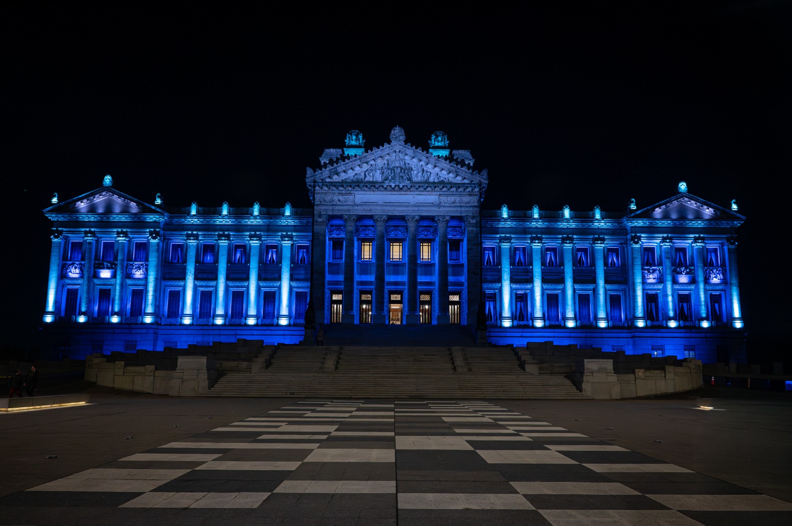 Foto nocturna del Palacio Legislativo, iluminado especialmente para su aniversario 1925-2025