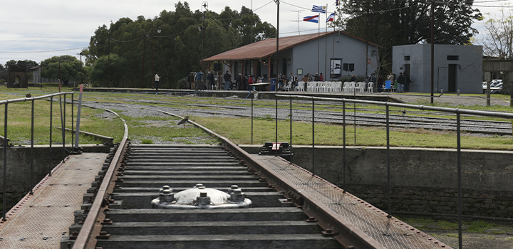 Vías del tren con el fono de la Estación