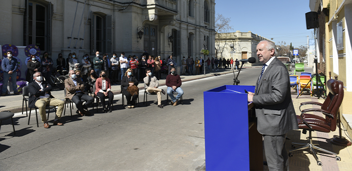 Ministro del MEC dando su discurso con vista a los presentes