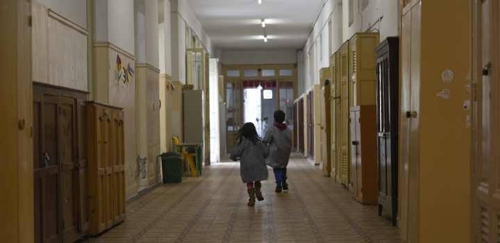 Niños corriendo en un pasillo de la escuela