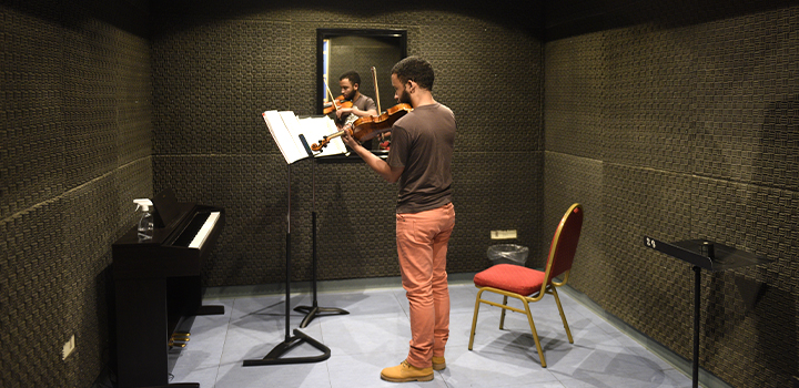 Músico tocando un violín