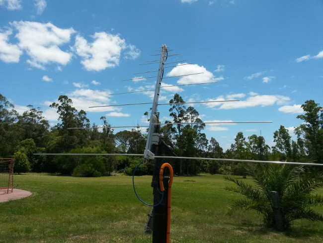 Antena apuntada al cielo
