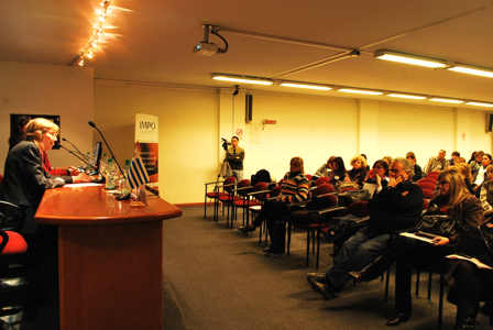 personas sentadas en una sala