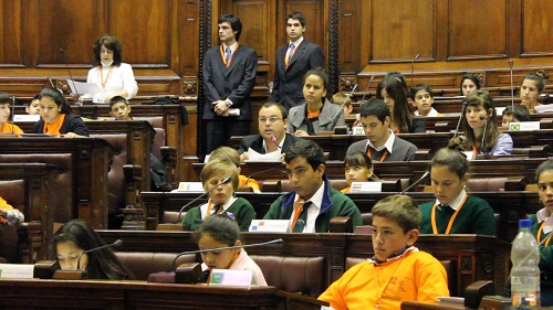 niños en el parlamento