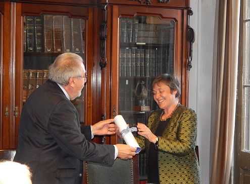 Adolfo Elizaincín entrega el diploma de académica correspondiente en Bulgaria