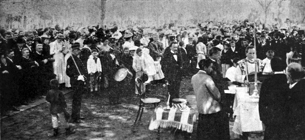 Misa campal en la plaza Matriz de Rivera, revista Rojo y Blanco n. 38, año 2 (08 set. 1901). Colección digital, Biblioteca Nacional del Uruguay.