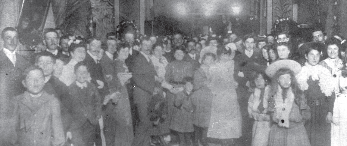 Baile en el Club “Fénix” de La Paz, un 25 de agosto de principios de siglo XX. Biblioteca Nacional del Uruguay. Colección digital.