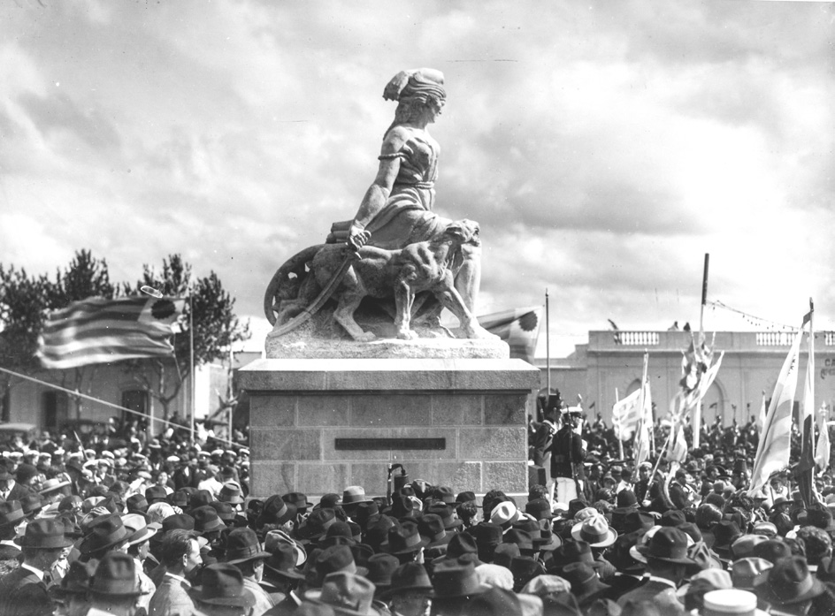 Inauguración del Monumento a la Batalla de Sarandí, obra de Juan Luis Zorrilla de San Martín, Plaza Gallinal, Sarandí Grande, Florida 1923. Museo Histórico Nacional.
