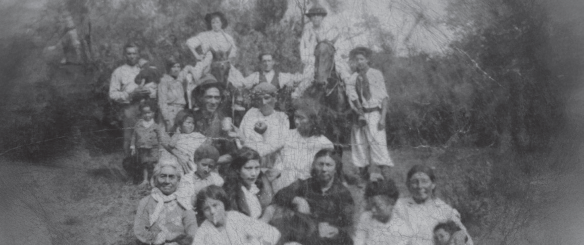 Familia Suárez retratada en su casa de Las Chilcas, Florida. Original perteneciente a Eduardo Ceballos Suárez. Fecha de la imagen: 1938. ARCHIVO DE LA MEMORIA CHARRÚA