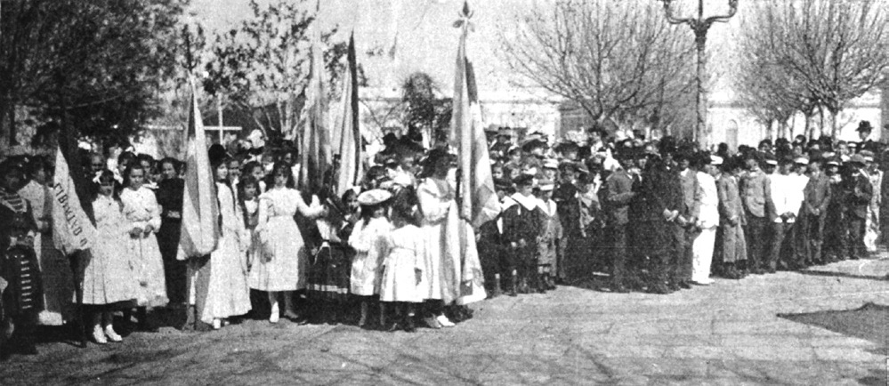 El certamen escolar en la plaza Matriz de Rivera, revista Rojo y Blanco n. 38, año 2 (08 set. 1901). Colección digital, Biblioteca Nacional del Uruguay.