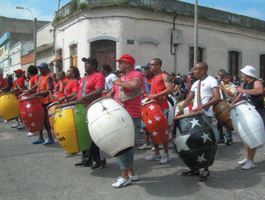 Personas tocando el tambor