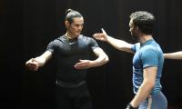 Edinson Cavani ensayando para el spot. Cavani ensayando ballet.