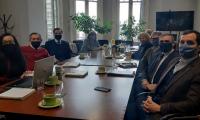 Comisión ad hoc de Acreditación personas sentadas en reunión