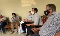 El director de Educación, Gonzalo Baroni, visitó los departamentos de Rivera y Artigas director de educación sentado conversando con otras personas en círculo