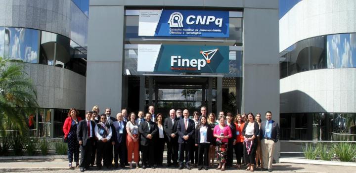 Foto grupal de los representantes de cada país