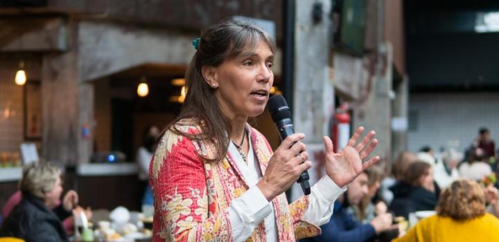 Mujer con micrófono hablando