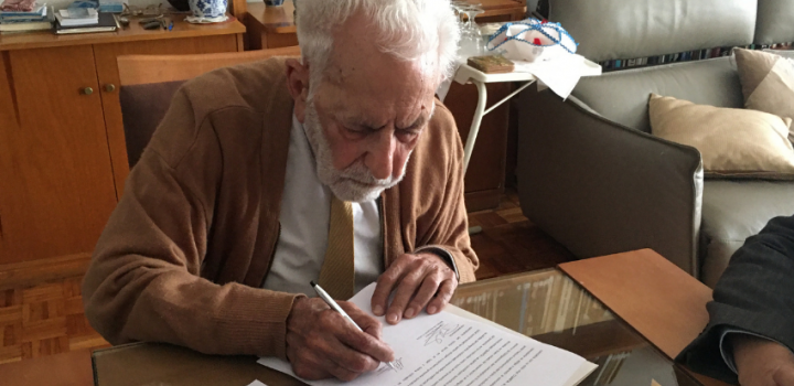 Nelson Di Maggio firmando el acuerdo de donación