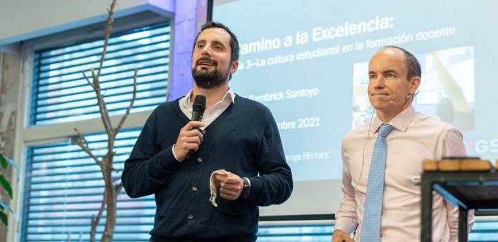 Director de Educación hablando y el docente a su lado