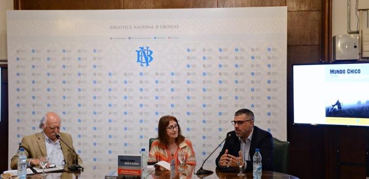 Comunicador Juan Carlos López, investigadora de la Biblioteca Nacional (BN), Elena Romiti, y director de la BN, Valentín Trujillo