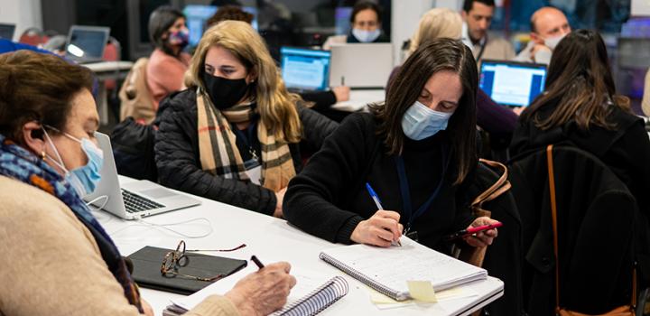 Personas compartiendo en un seminario