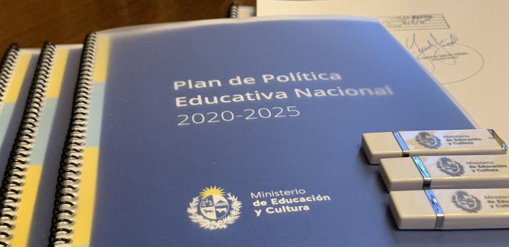 Encuadernado del Política Educativa Nacional 2020-2025 con unos pendrives del MEC