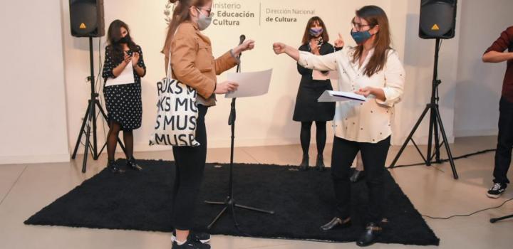 Entregando los diplomas de las menciones