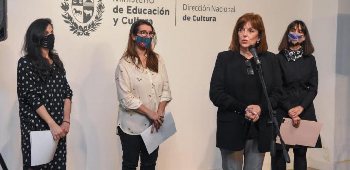 Ana Ribeiro hablando en la inauguración