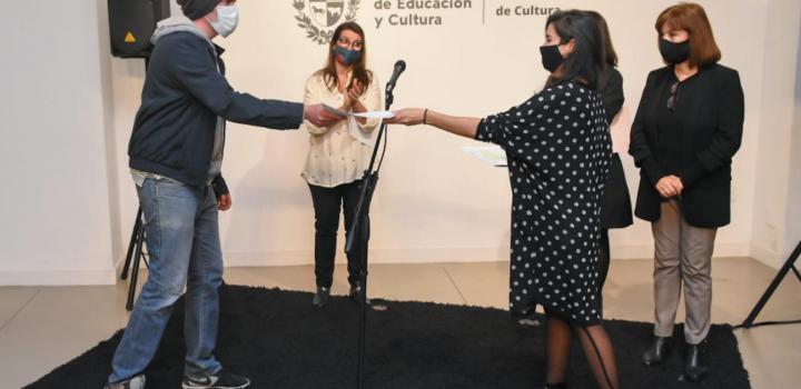Entregando los diplomas de las menciones