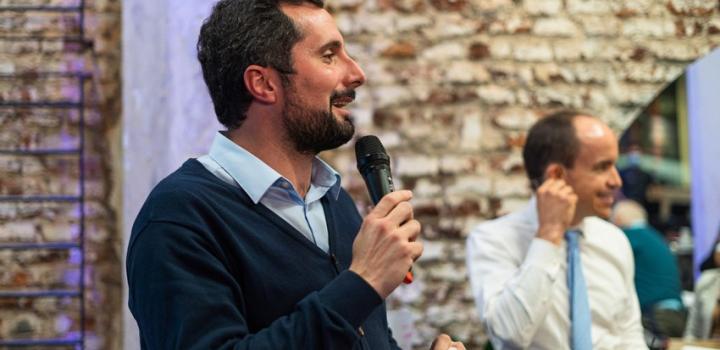 Director de Educación, Gonzalo Baroni, con un micrófono hablando