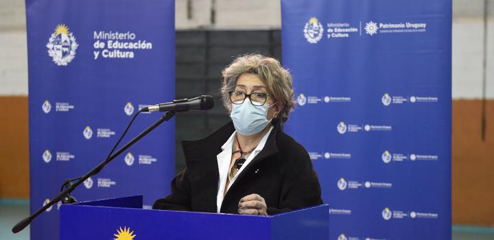 Directora de la escuela N° 20, Marinela Díaz, dando su discurso atrás del atril del MEC