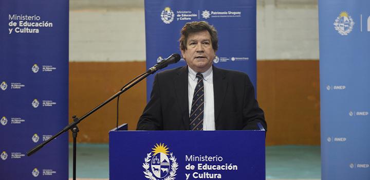 Director general de la Comisión del Patrimonio, William Rey dando su discurso atrás del atril