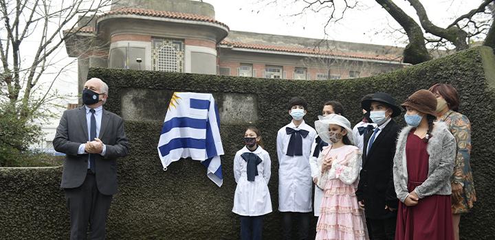 Ministro del MEC con niños antes de descubrir la placa