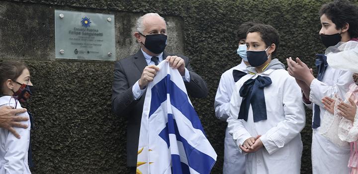 Ministro del MEC descubriendo la placa