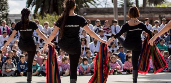 Personas bailando folclore