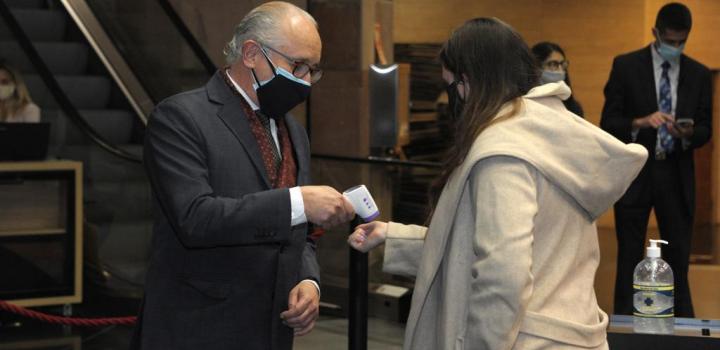 Ministro de Educación y Cultura, Pablo da Silveira, tomando la temperatura