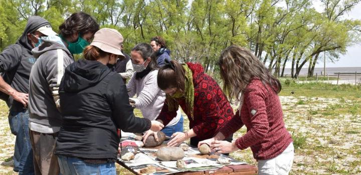 Público participando de la actividad "La misma arcilla, otros ceramistas" en Juan Lacaze.