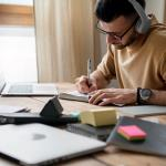 estudiante escribiendo 