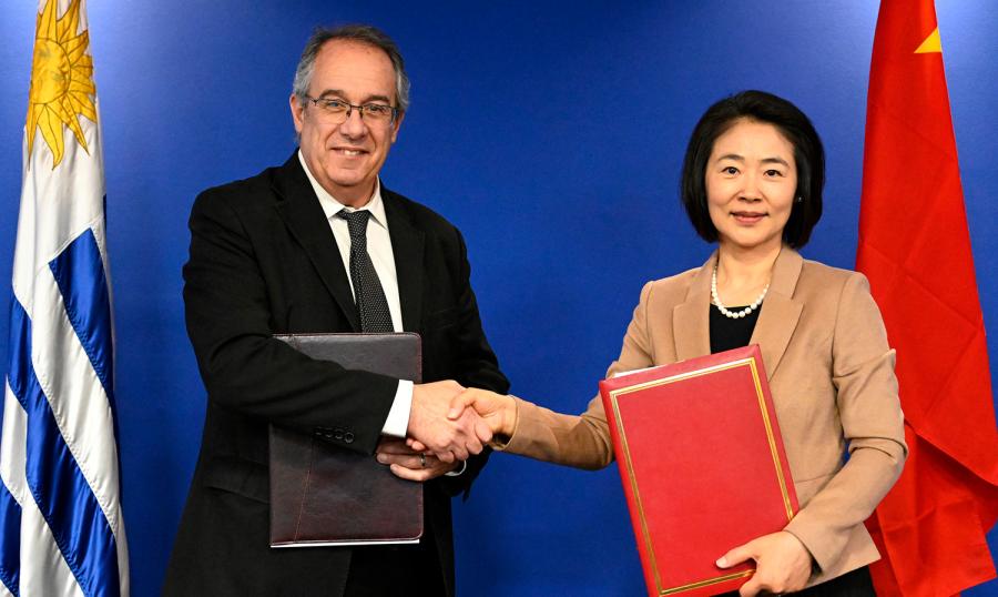 Ministro Mahía y viceministra de Ciencia y Tecnología de China, Lin Xin.