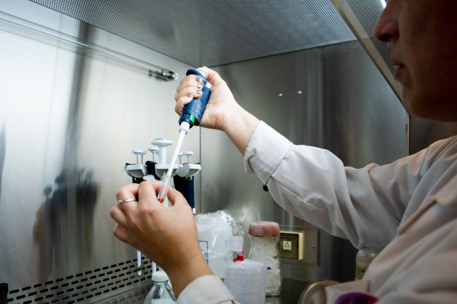 Persona trabajando en el laboratorio