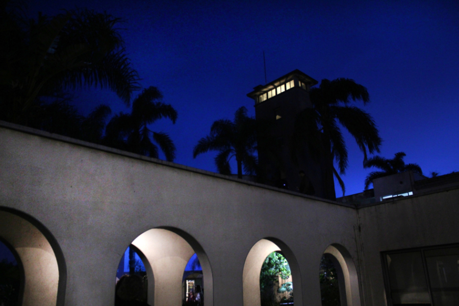 Torre del IIBCE iluminada