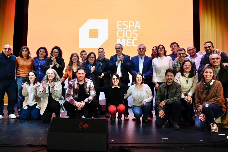 Personas posan para foto en escenario