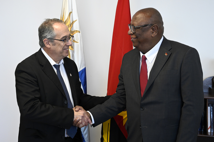 Ministros de Educación de Uruguay y Angola dándose la mano