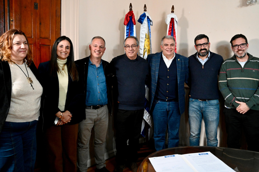 Autoridades posan para foto